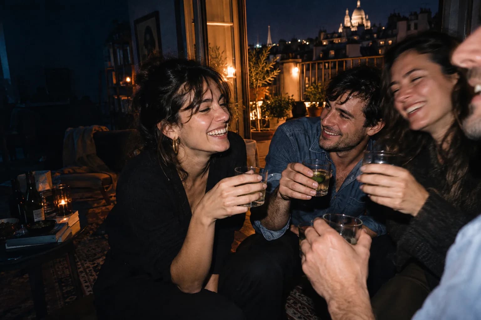 Une soirée entre amis éclairée de lumières chaudes